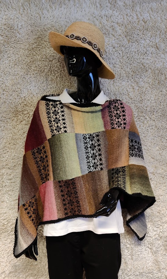 "Ruutukukka" -poncho
